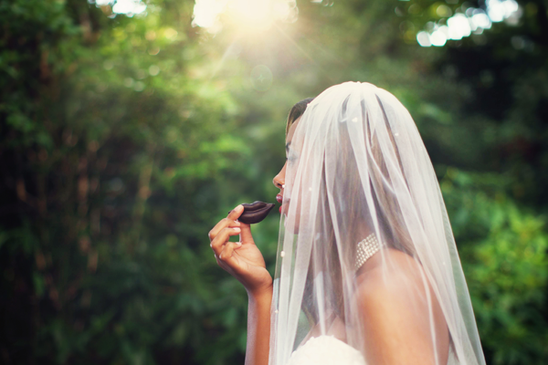 Praline in Kussmundform  Erdbeer - Hochzeitskleid