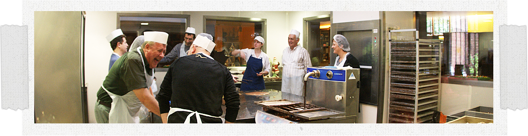 Taller Planète Chocolat, los participantes ponen un delantal y tienen la oportunidad en equipo, de crear paso a paso bombones tradicionales. Bruselas.