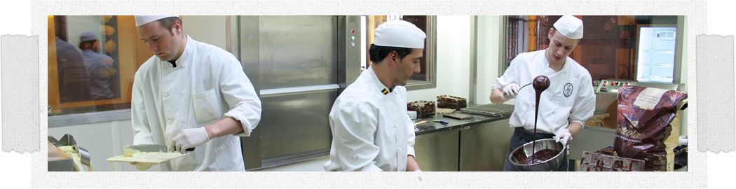 Taller Planète Chocolat, los participantes ponen un delantal y tienen la oportunidad en equipo, de crear paso a paso bombones tradicionales. Bruselas.