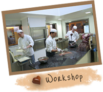 Participants are lead by one of our chocolatiers. They walk into our workshop and can make their own pralines, from the moulding stage to finally removing it form the mould. 